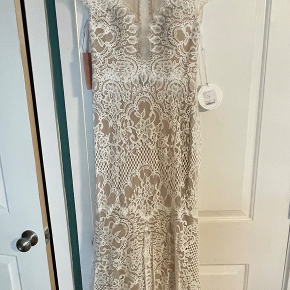 *NEW w/ TAGS ON!* The Wtoo by Watters Philomene Lace Cap-Sleeve Wedding Gown - Picture 5 of 12